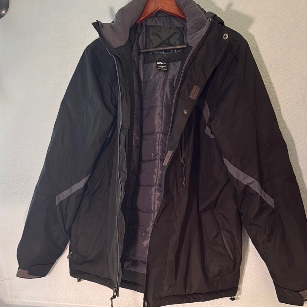 Sleek Black Performance Jacket with Water-Resistant Fabric and Breathable Design